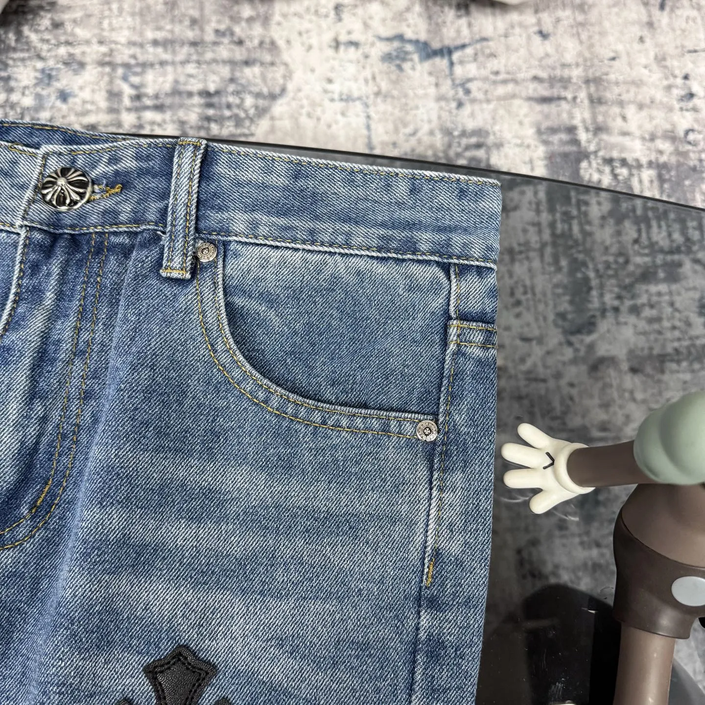 P230 Chrome Hearts CH/Chrome Hearts Classic Blue Pants Black Cross Patched Leather Jeans. Original purchased and patterned. Really restores the ultimate texture of Vintage. Special Italian cowhide print and then cut. Customized sheepskin three-layer thick line leather. The whole body is spliced in heavy water washing process. Craftsmen hand-splashed ink. You can see the details. Three-dimensional cutting version. Loose and comfortable. Not picky on the figure. Makes taller and slimmer. Factory Seiko. Original quality control. Same style for men and women. Can be matched with couples. Versatile recommendation. Essential jeans for all seasons Color: blue Size: 28-36 (S-XXL)